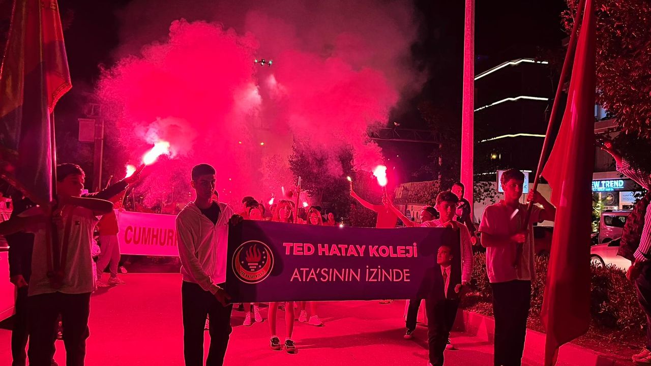 Hatay'da Cumhuriyet Bayramı, fener alayı ile kutlandı
