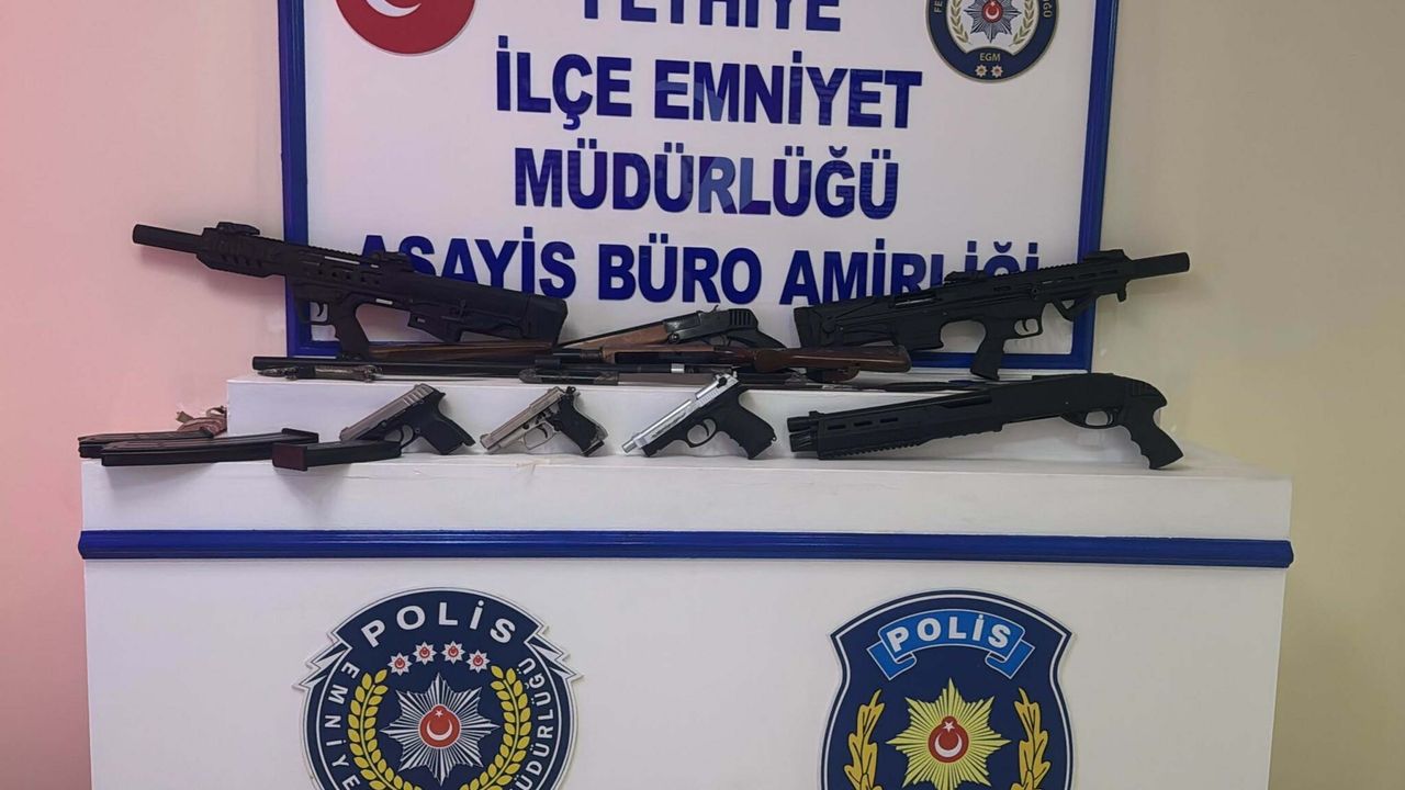 İş yerinin önüne bırakılan çantadan 8 silah ve kesici aletler çıktı