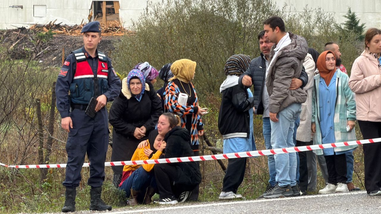 İşçi servis midibüsü devrildi: 1 ölü, 19 yaralı (2)