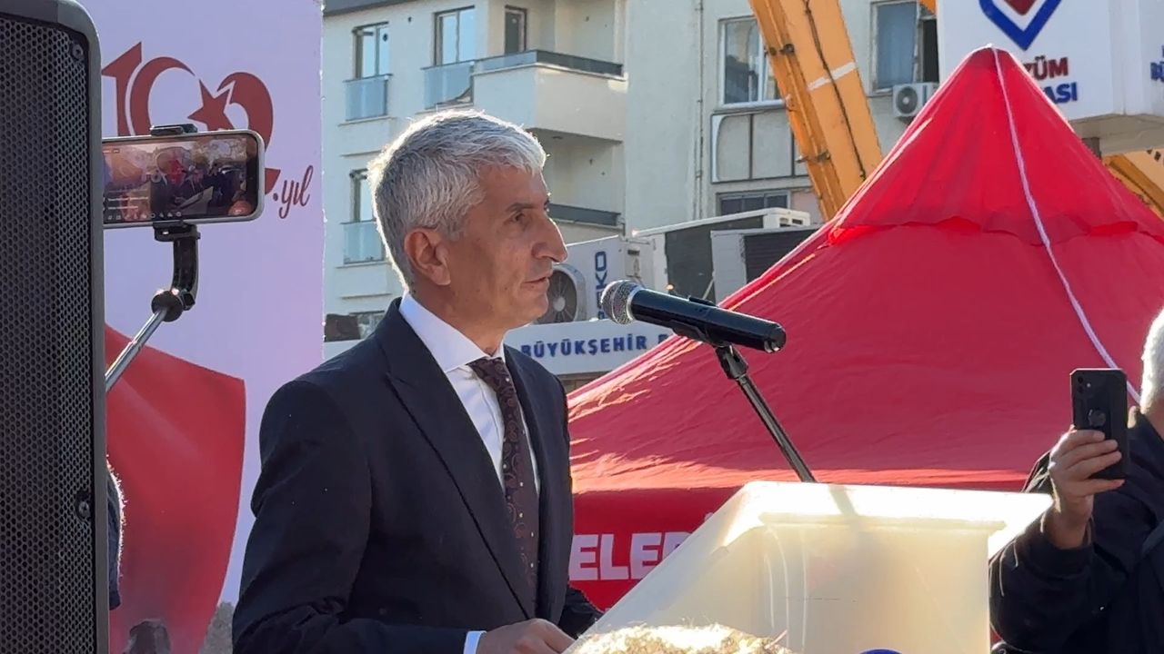 İstanbul - Avcılar'da 102'nci yıl dönümünde Cumhuriyet yürüyüşü