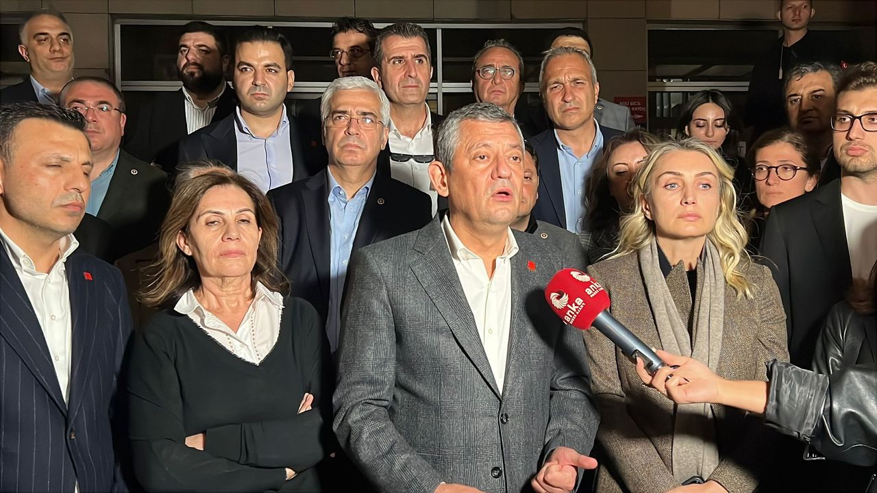 İstanbul - CHP Genel Başkanı Özel, Çağlayan Adliyesi'nde açıklamalarda bulundu