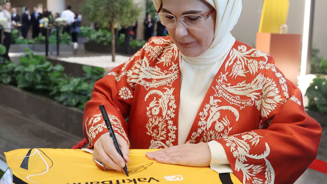 İstanbul- Emine Erdoğan, Vakıfbank Sanat Galerisi'nin açılışına katıldı