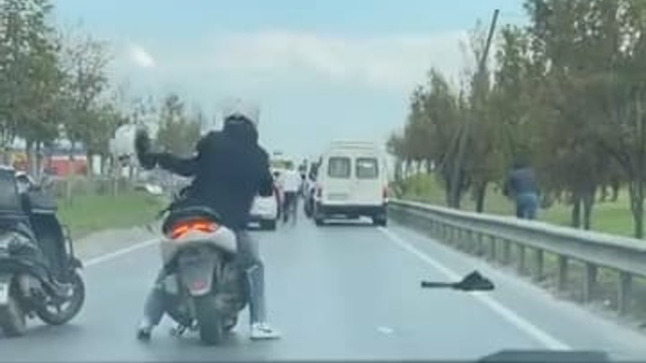 İstanbul - Esenyurt'ta trafikte şoförüyle tartıştıkları minibüse sopa ve kaskla saldırdılar
