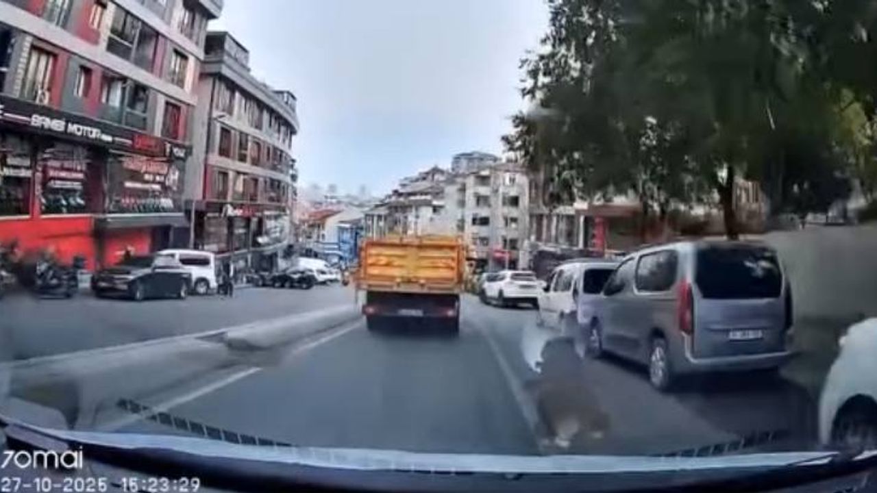 İstanbul - Eyüpsultan'da otomobil 'U' dönüşü sırasında kamyonetle çarpıştı; kaza anı kamerada