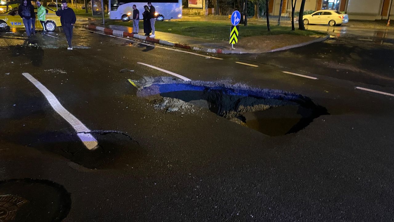 İstanbul - Fatih Vatan Caddesi'nde sağanak nedeniyle yol çöktü