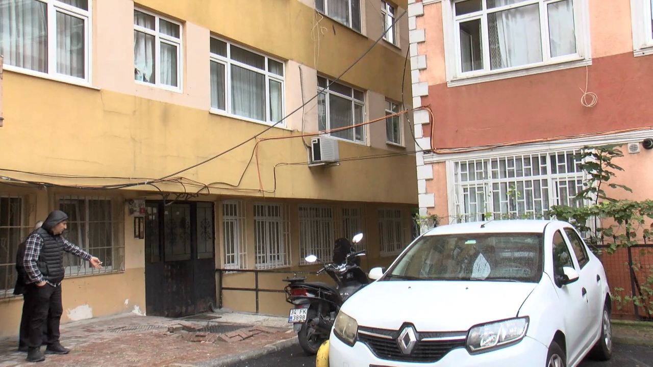 İstanbul - Fatih'te sağanak yağış sonrası zemin kattaki daireleri su bastı