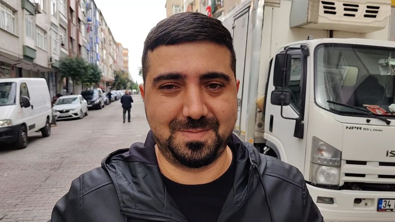 İstanbul- Güngören'de yol çöktü; kamyonunun tekeri çukura saplandı