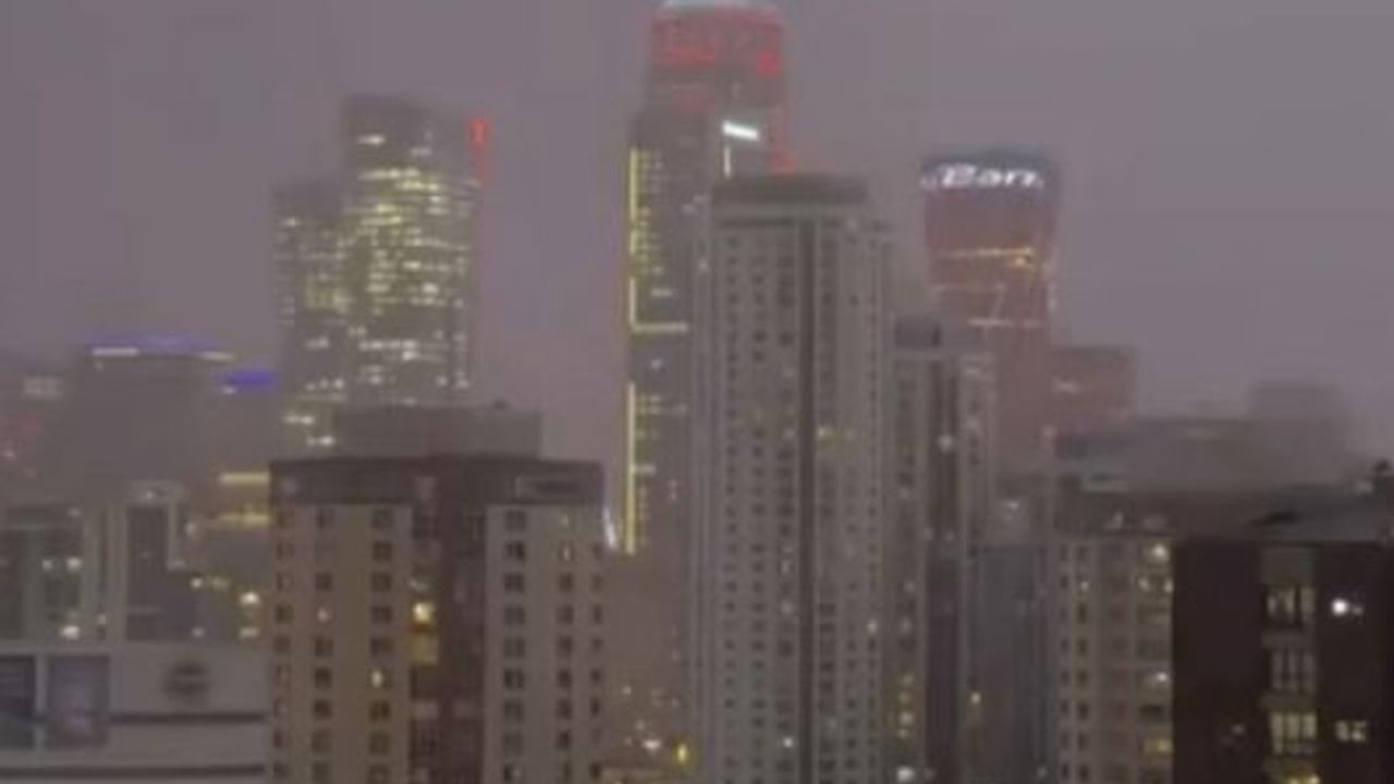 İstanbul - İstanbul'da akşam saatlerinde şimşek ve gök gürültüsü etkili oldu