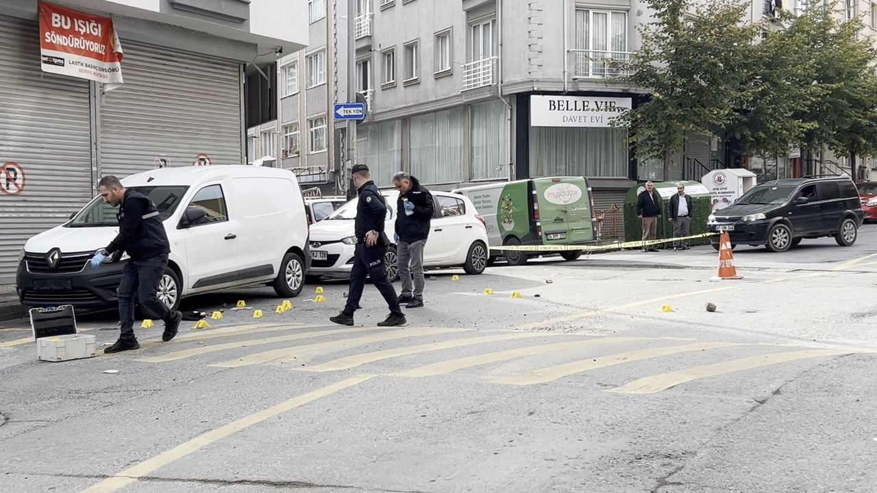 İstanbul-Kağıthane'de 15 el ateş ettiği kadını sokak ortasında öldürdü; cinayet anı kamerada