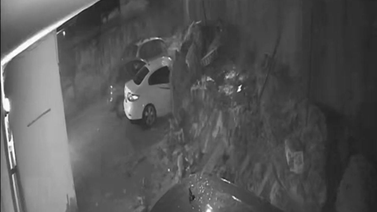 İstanbul- Maltepe'de istinat duvarının park halindeki 3 aracın üzerine çöktüğü anlar kamerada