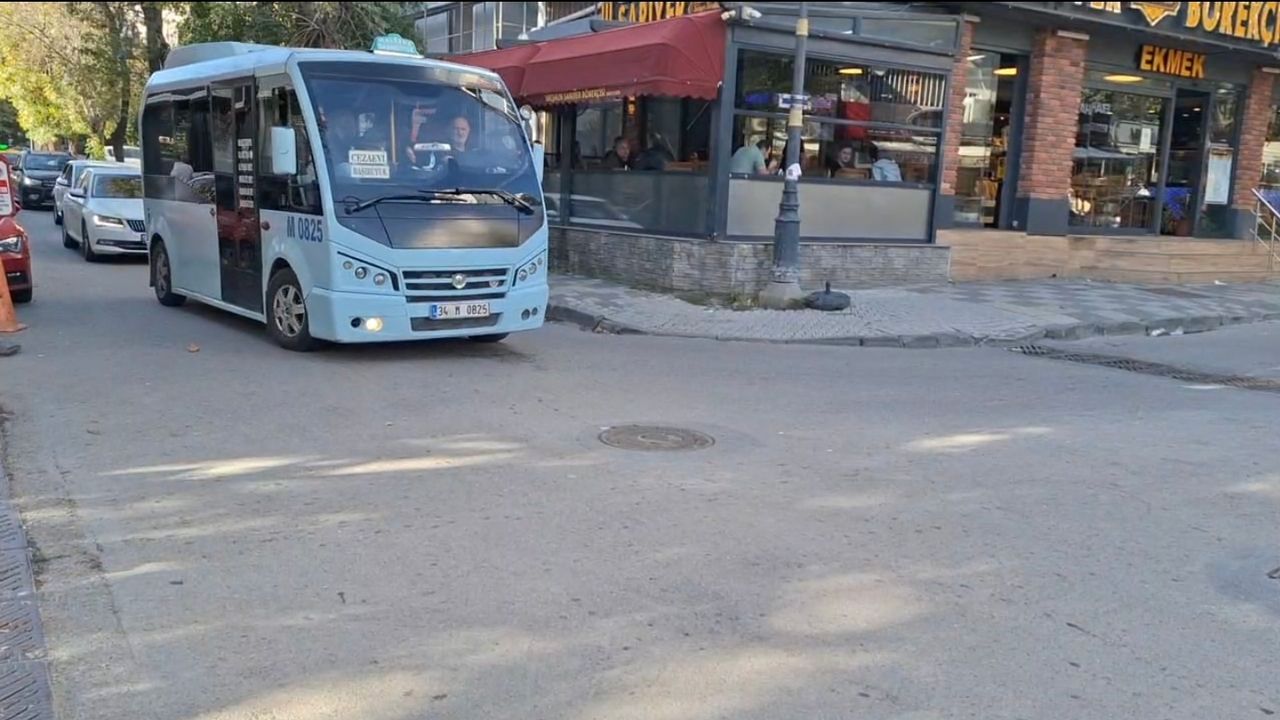 İstanbul - Maltepe'de minibüsün çarptığı yaya yaralandı; Kaza kamerada