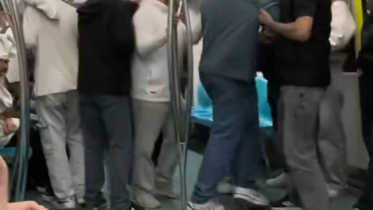 İstanbul-Marmaray'da iki grubun tekme ve yumruklu kavgası kamerada