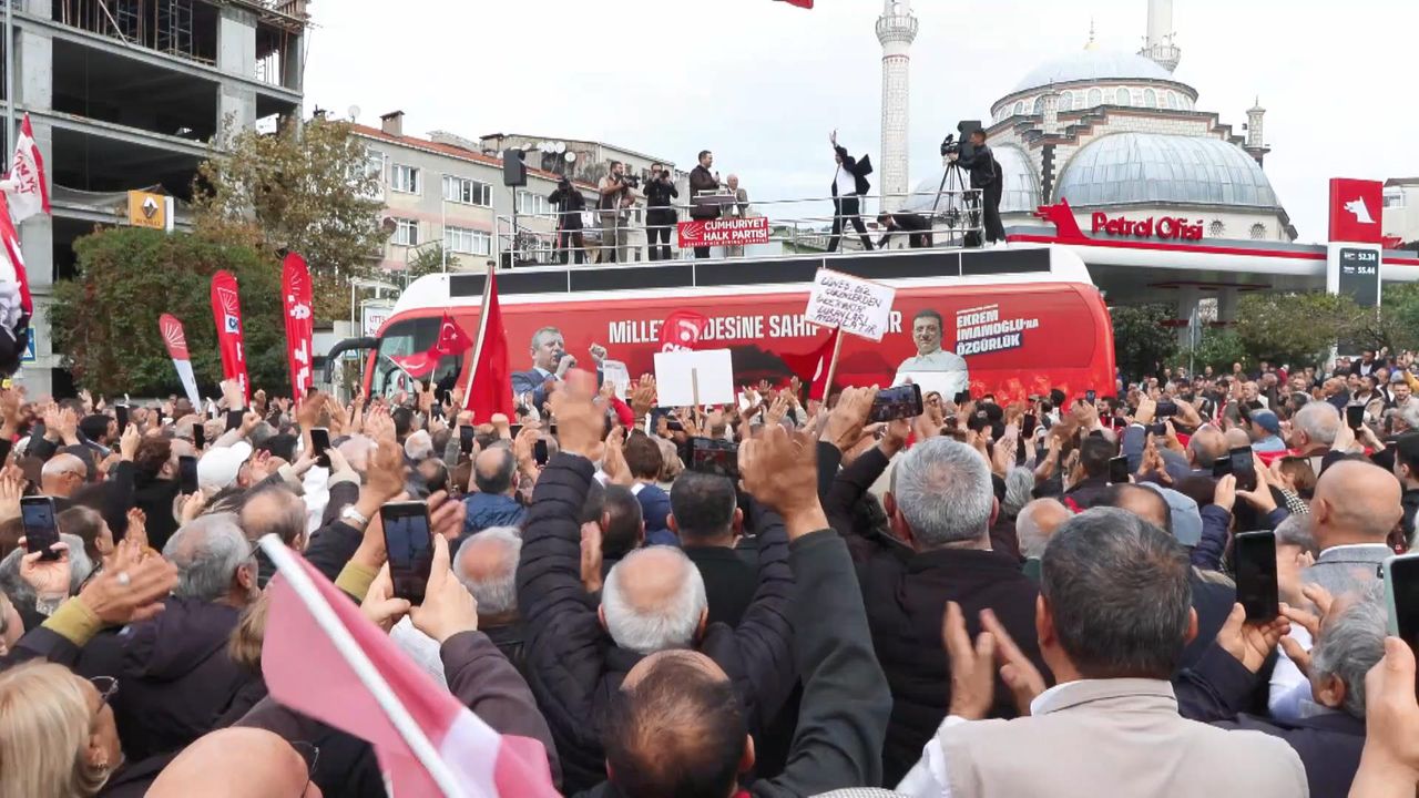 İstanbul - Özgür Özel Çağlayan'daki İstanbul Adalet Sarayı önünde konuşma yaptı