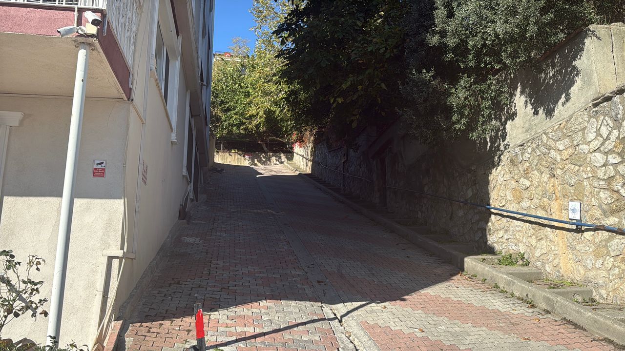 İstanbul - Sarıyer'de yokuştan kayan otomobil binaya çarpıp korkuluklarda asılı kaldı