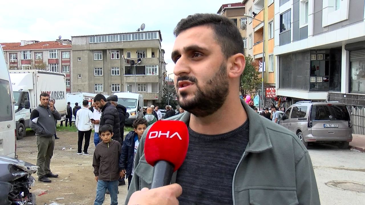 İstanbul- Sultangazi'de şoförünün el frenini çekmeyi unuttuğu minibüs kayarak 6 araca çarptı