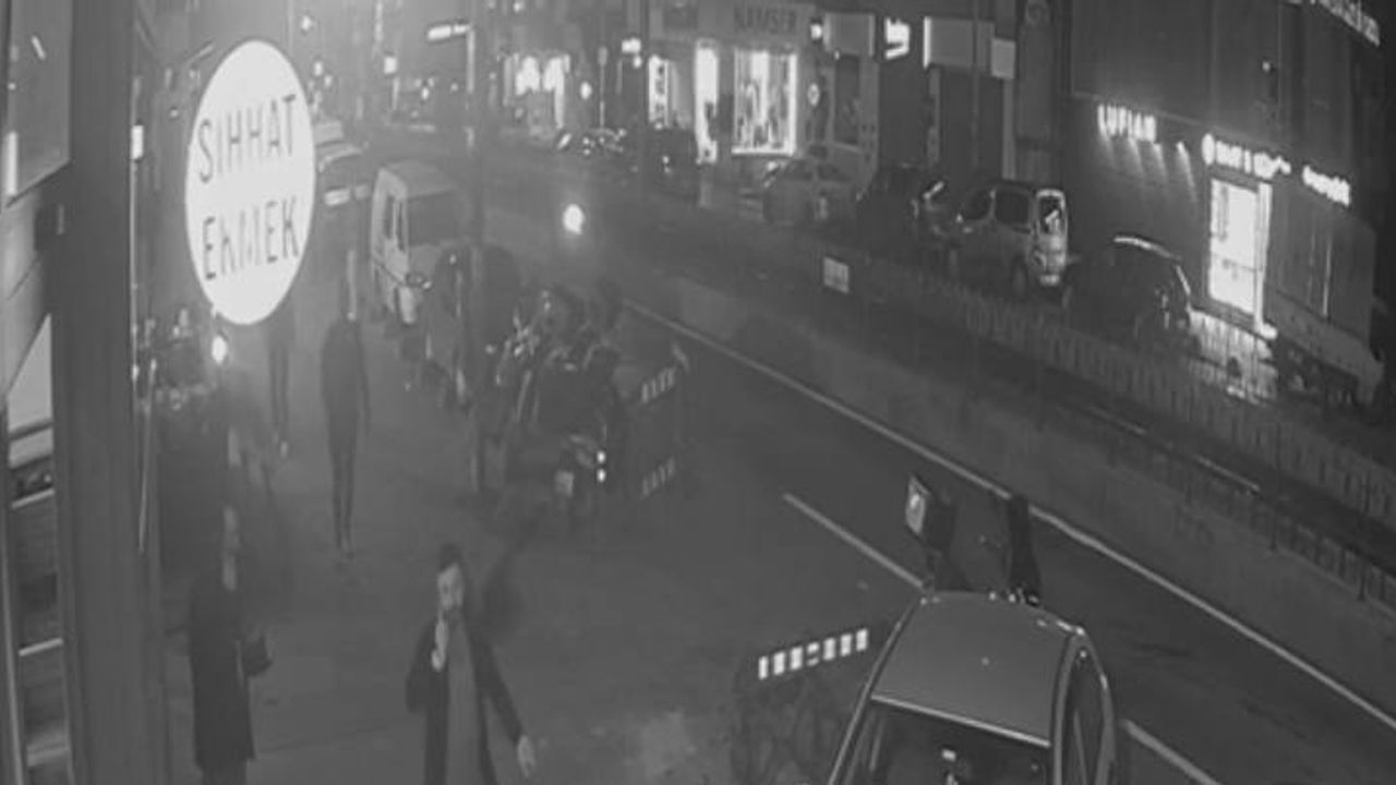 İstanbul- Sultangazi'de tek teker üzerinde ilerleyen motosikletli otomobile çarptı; kaza kamerada