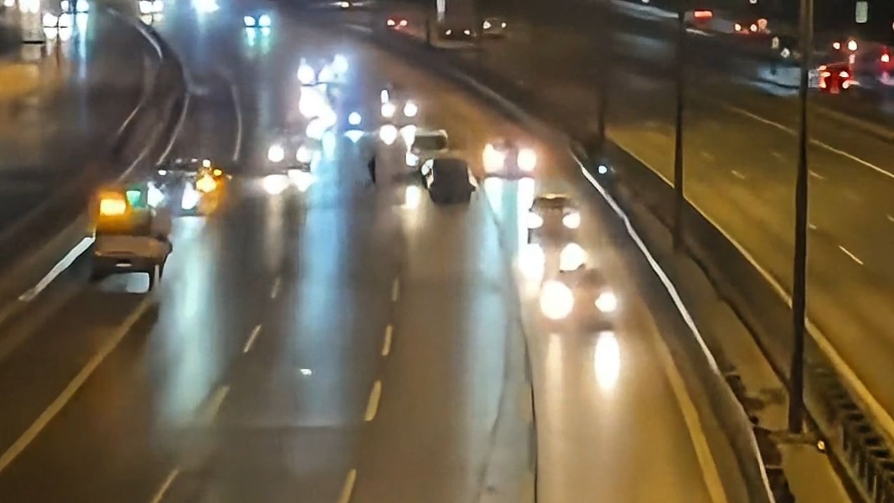 İstanbul-TEM Otoyolu'nda kaza sonrası araçlar yol ortasında kaldı; tehlikeli anlar kamerada