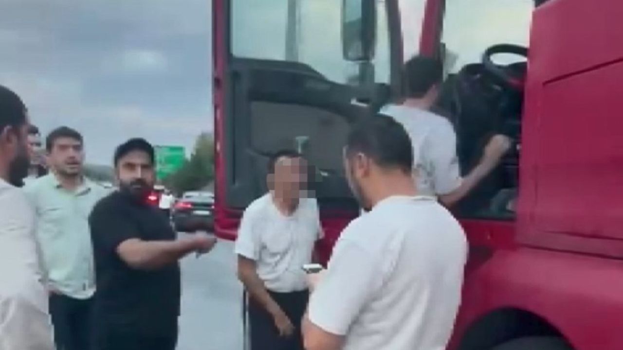 İstanbul - TIR şoförü zikzak çizerek ilerledi; dorsedeki yükler yola savruldu