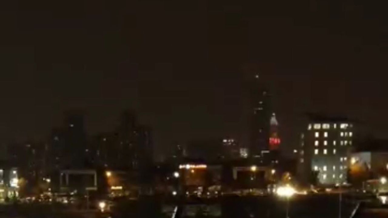 İstanbul - Ümraniye'de Finans Merkezi'nde bir binaya yıldırım düştü