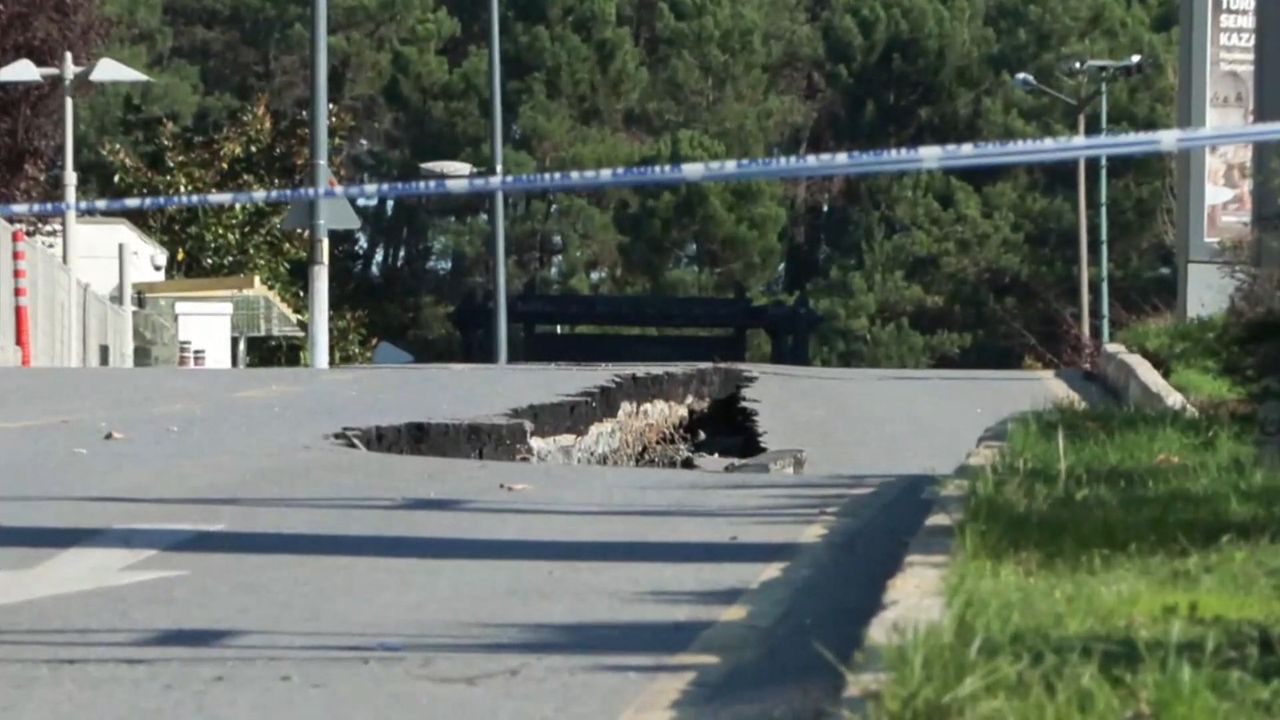 İstanbul- Ümraniye'de istinat duvarı yıkıldı, yol çöktü -1