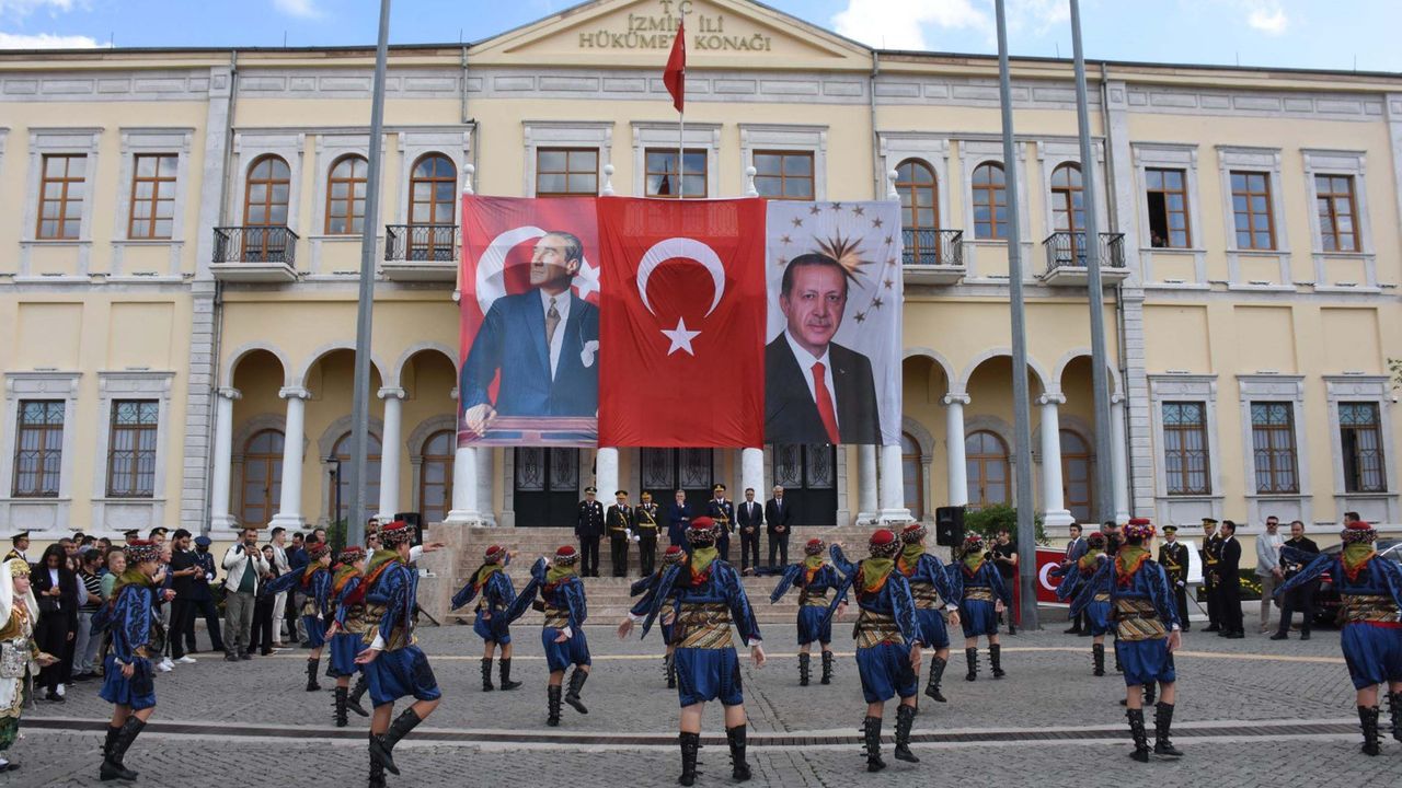 İzmir'de Cumhuriyet Bayramı kutlamaları başladı