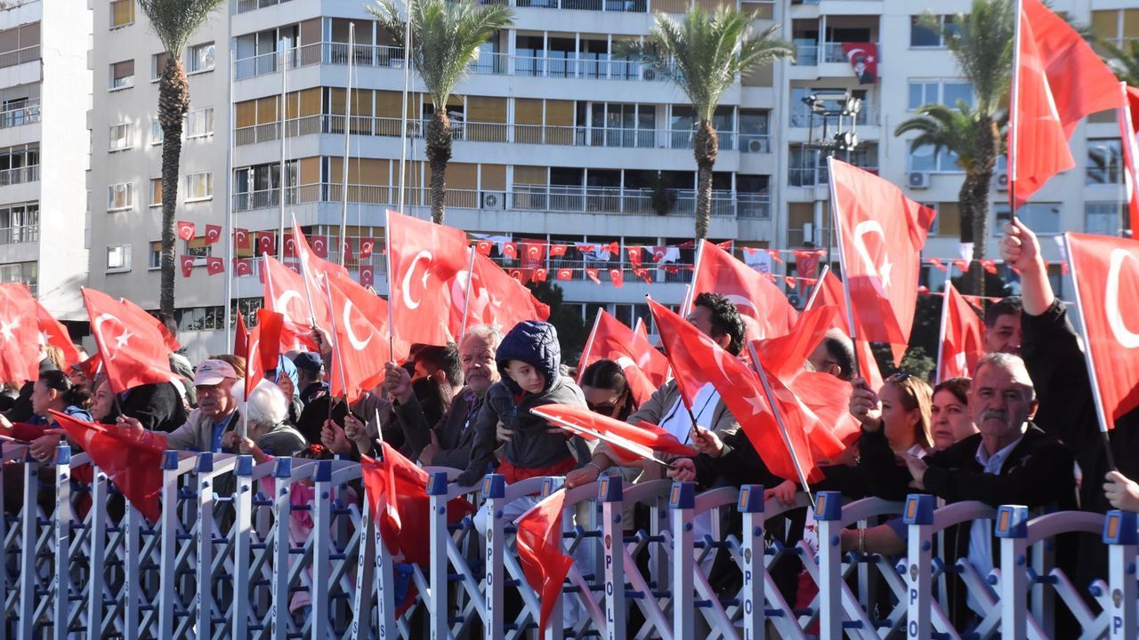 İzmir'de Cumhuriyet'in 102'nci yılı coşkusu