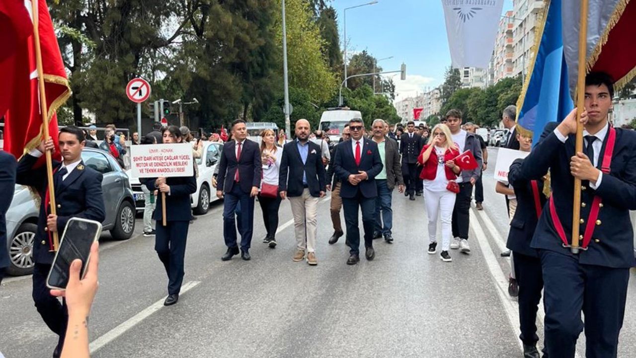 İzmir'de öğrencilerden '102'nci Yıl Cumhuriyet Yürüyüşü'