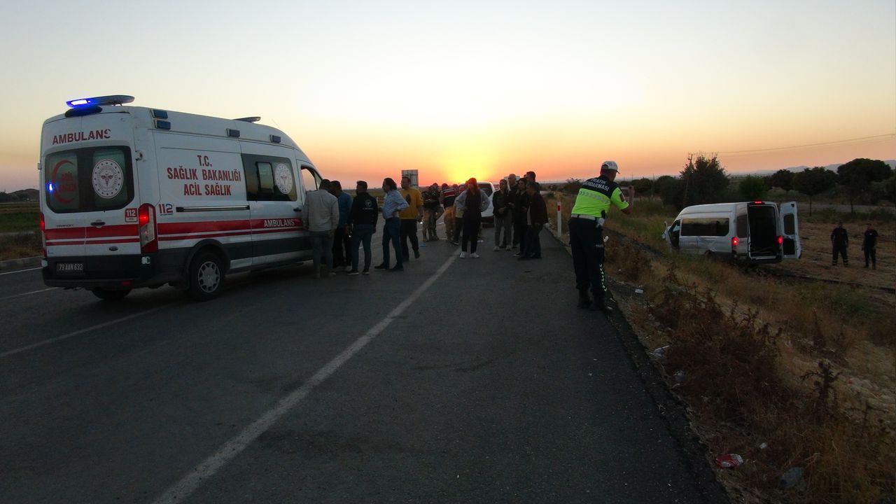 Kilis'te, otomobil ile minibüs çarpıştı: 12 yaralı