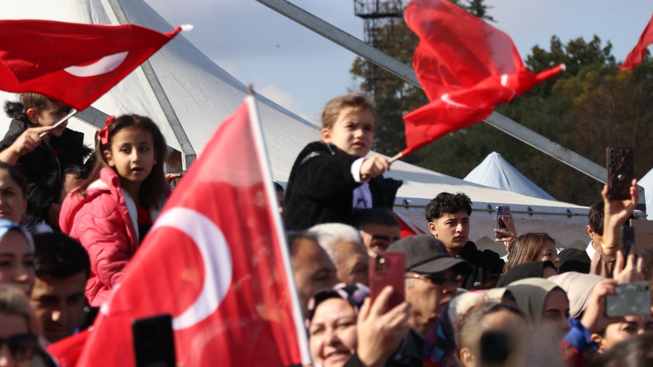 Komandolardan 29 Ekim'e özel 'üzüm salkımı' gösterisi