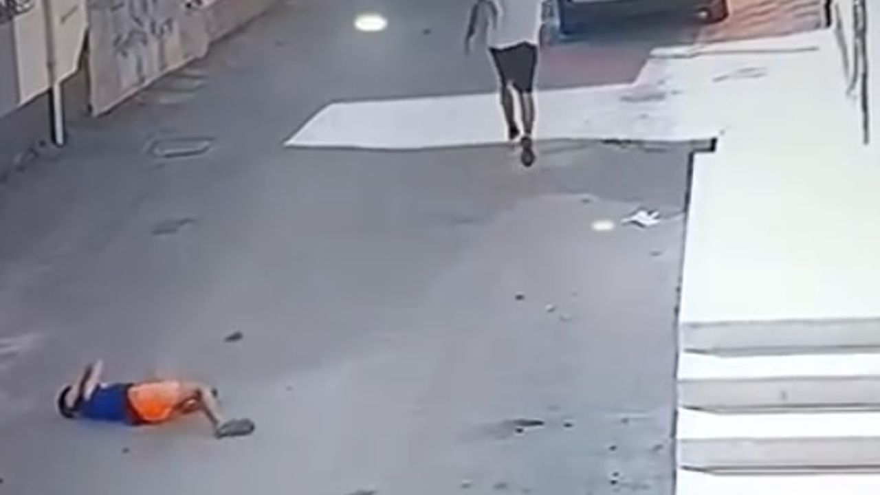 Kovaladığı çocuğu ayak bileğinden tutup yere fırlattı / Video eklendi