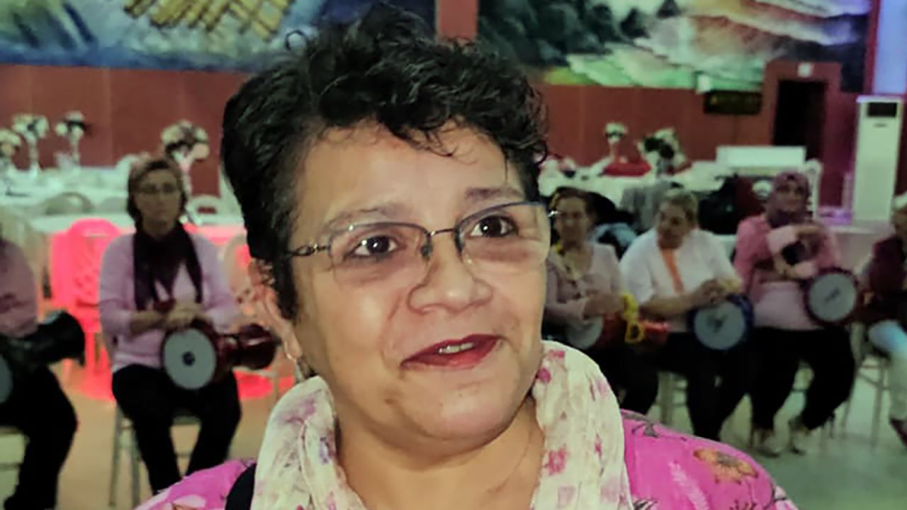 Kurduğu ritim grubuyla, kendisi gibi hasta kadınlara destek oluyor