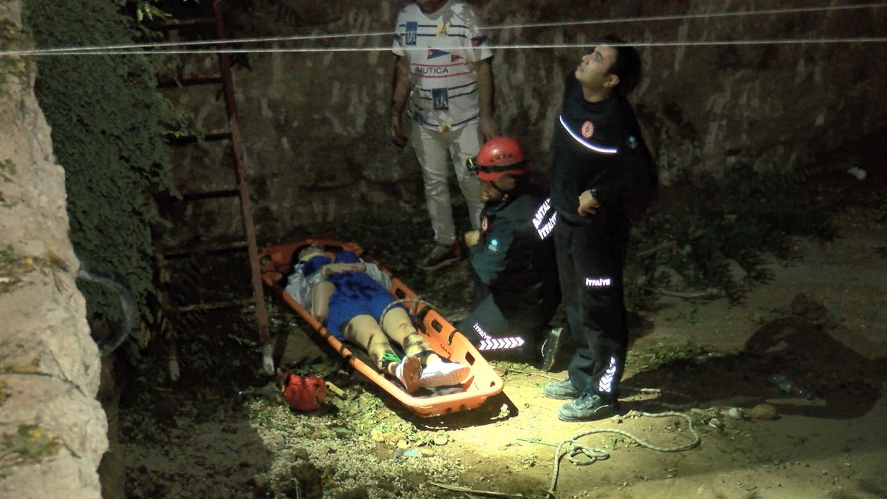 Kurtarma sırasında üşüyen turiste yeleğini verdi