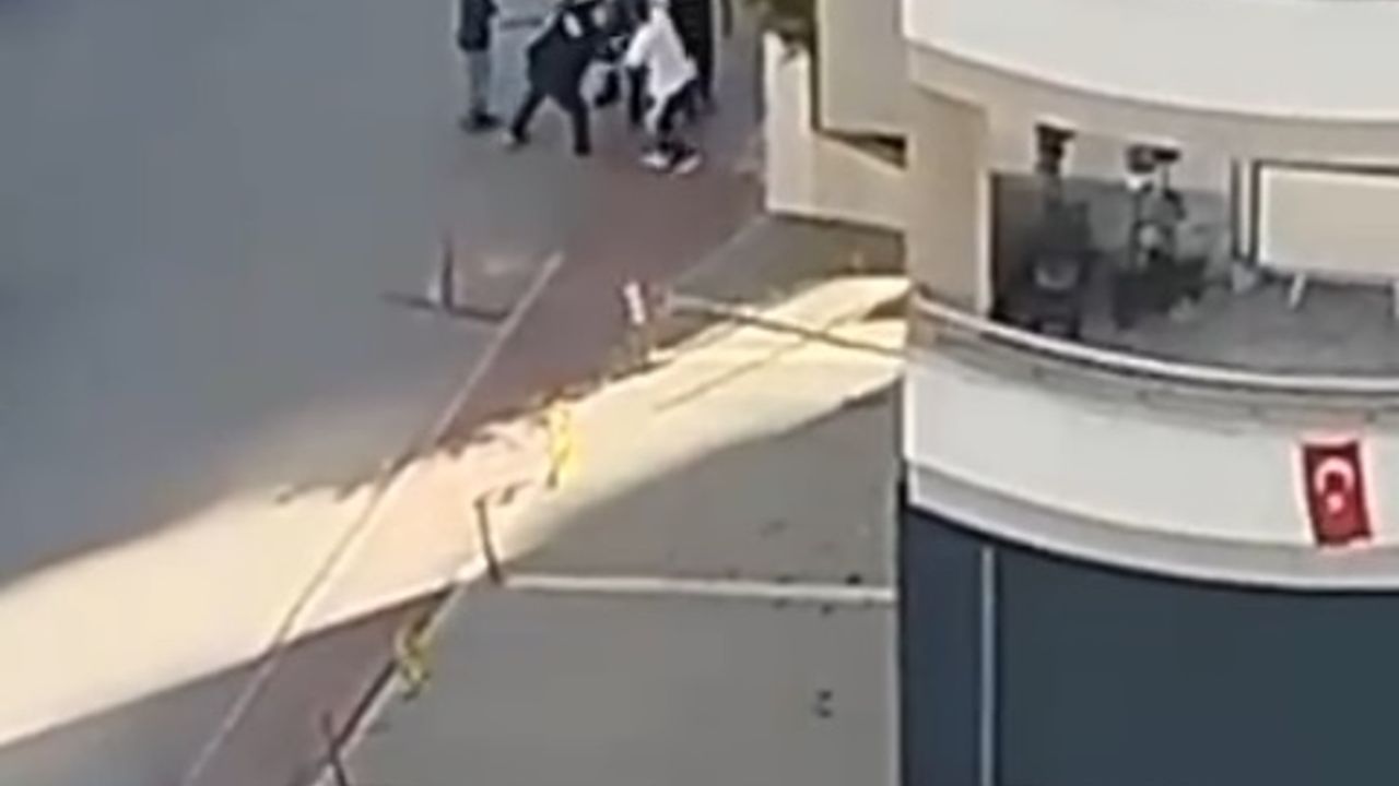 Kuryenin tartıştığı grup tarafından darbedildiği anlar kamerada