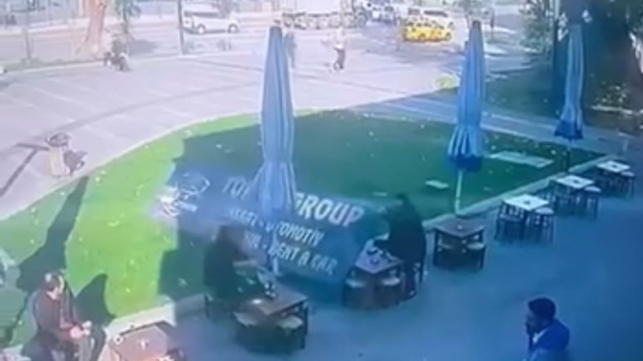 Lodos nedeniyle düşen tabelanın altında kalmaktan son anda kurtuldular