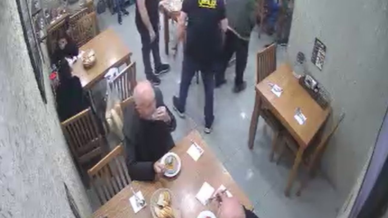 Lokantada nefes borusuna yiyecek kaçan müşteriyi, Heimlich manevrasıyla kurtardı