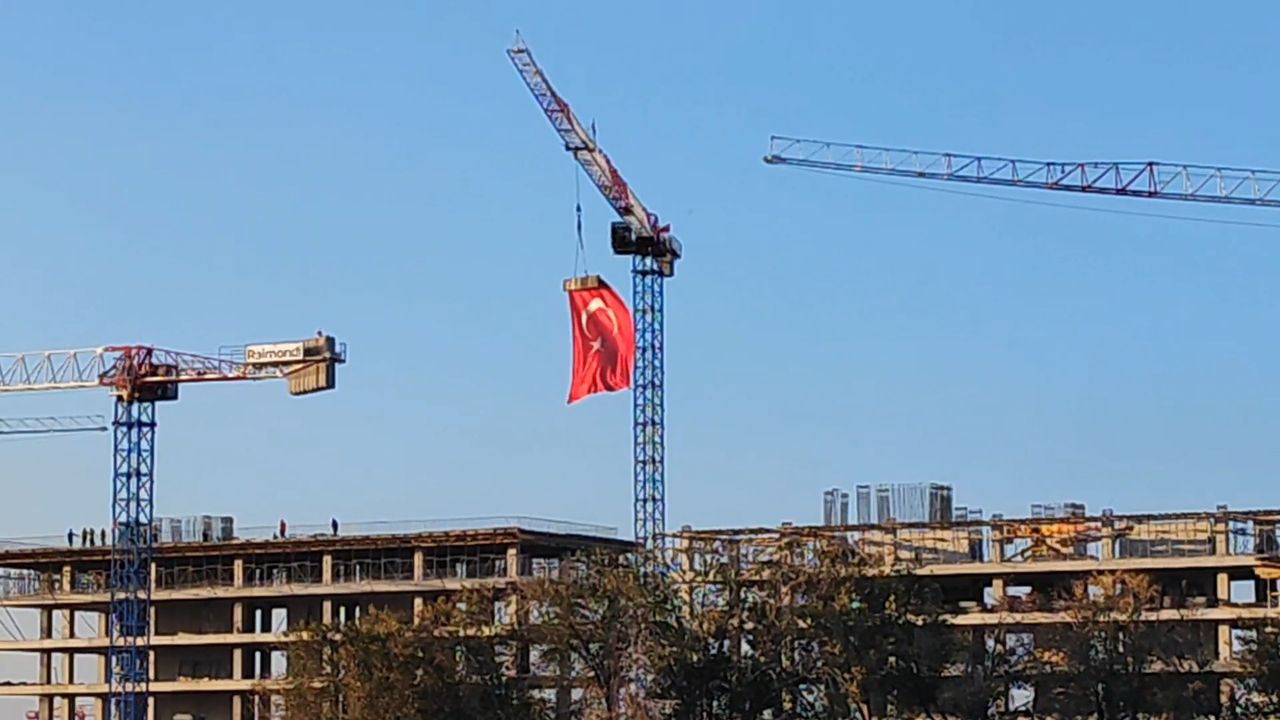 Malatya'da, vinç operatörü 35 metre yükseklikte Türk bayrağını dalgalandırdı