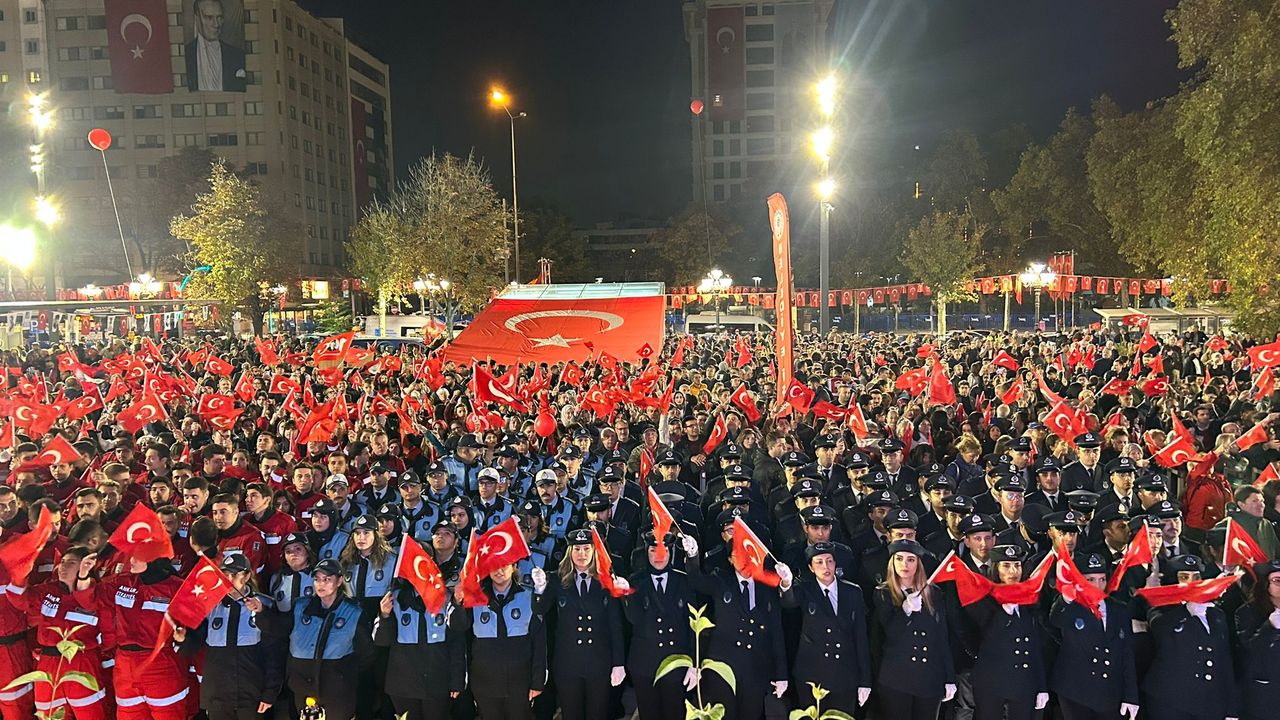 Mansur Yavaş: Karanlığa boyun eğmeden, Cumhuriyet'in ışığında yürümeye devam edeceğiz