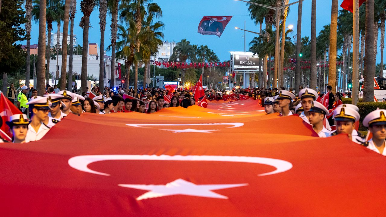 Mersin'de 102 metre uzunluğunda Türk bayrağıyla yürüyüş yapıldı