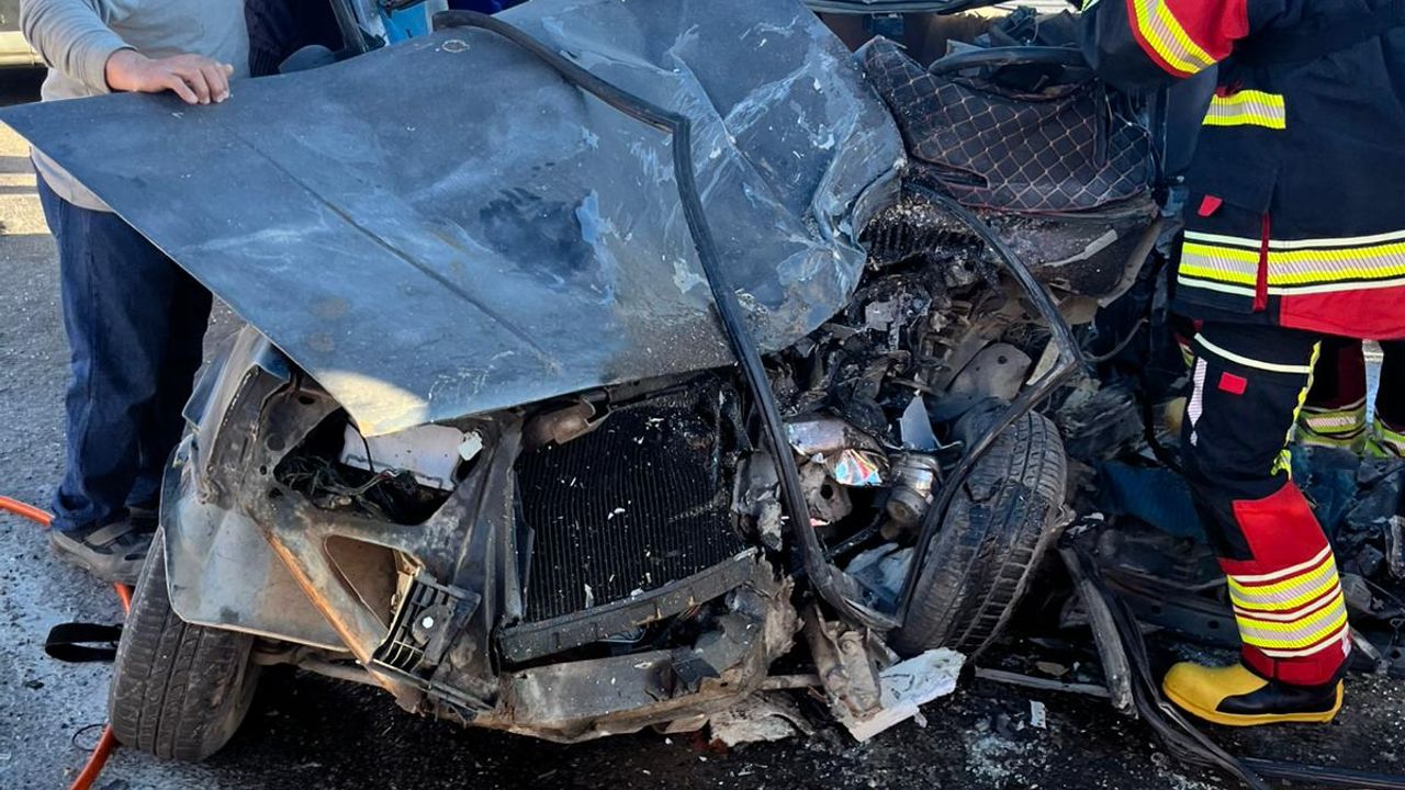 Mersin'de tarım işçilerini taşıyan midibüs ile otomobil çarpıştı: 3 ölü, 12 yaralı (2)