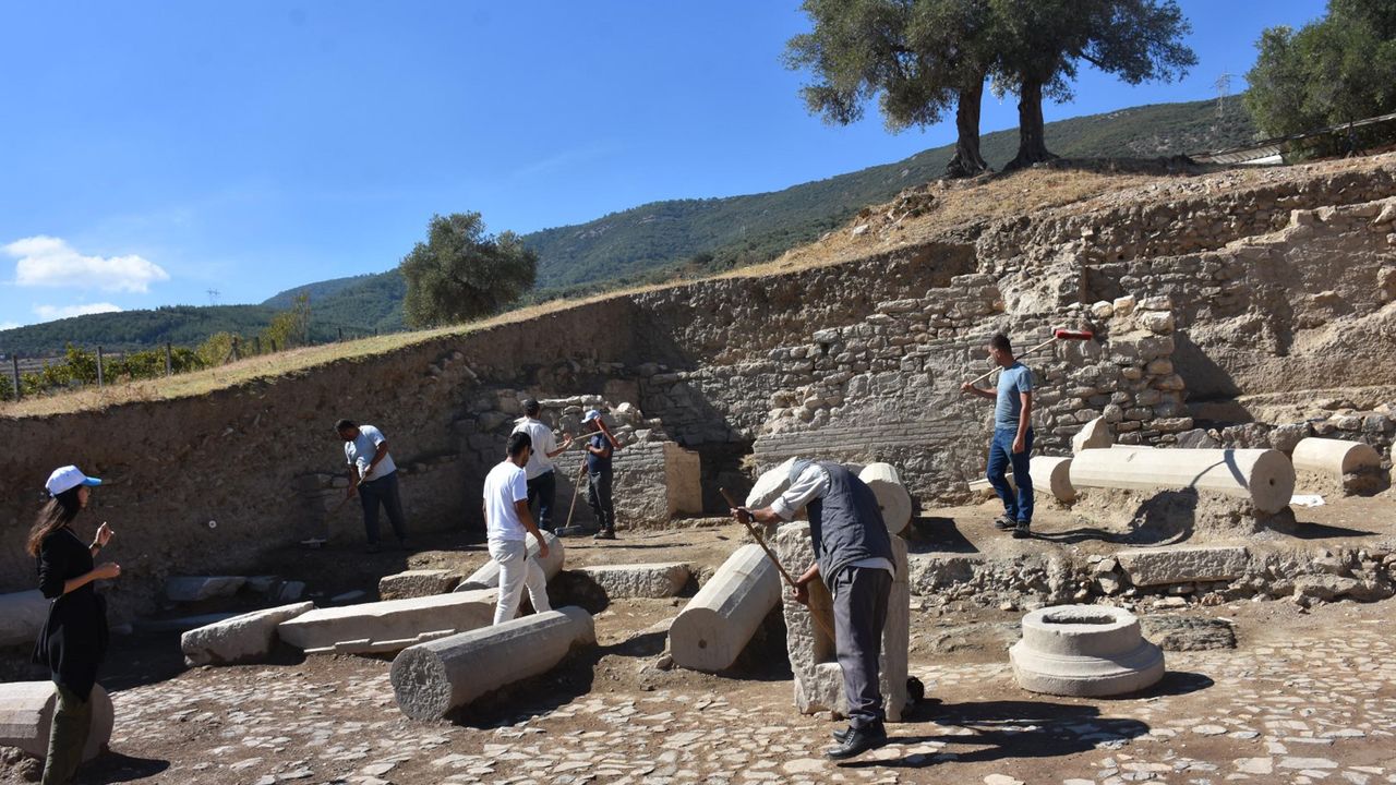 Metropolis'te ticaretin kalbi olduğu değerlendirilen 1800 yıllık agora bulundu