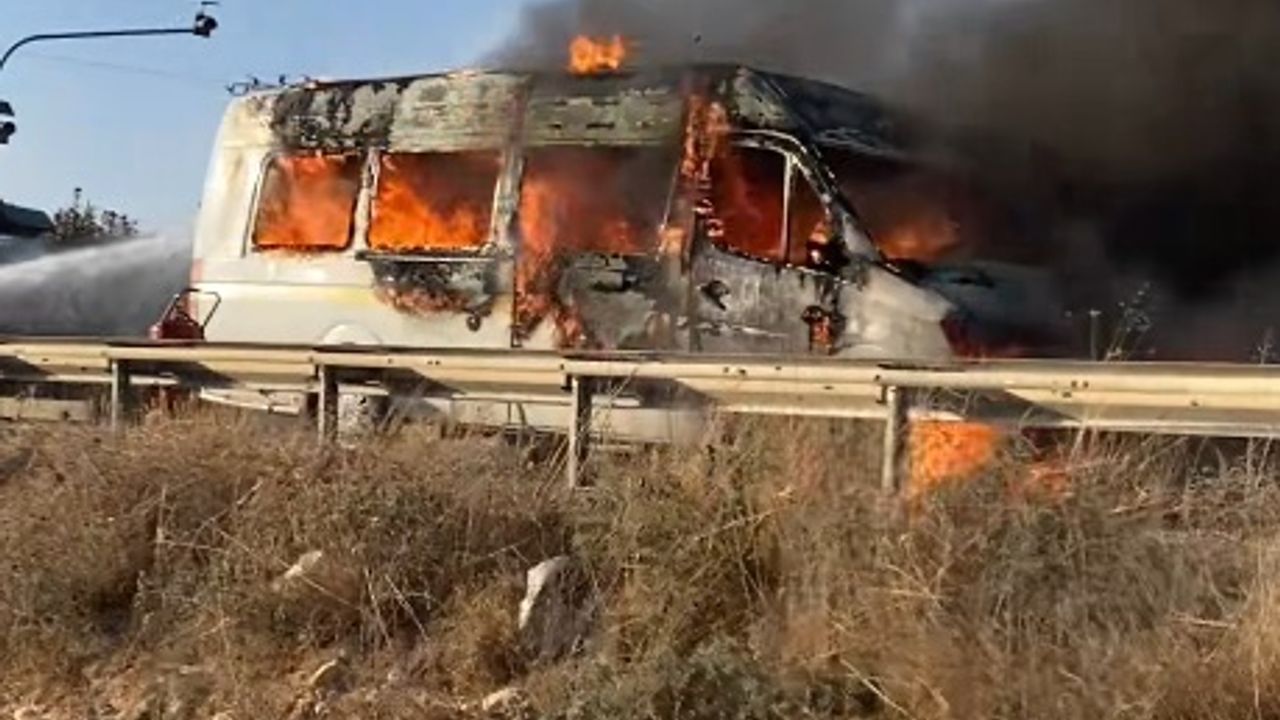 Minibüsle çarpışan motosikletin sürücüsü çıkan yangında öldü