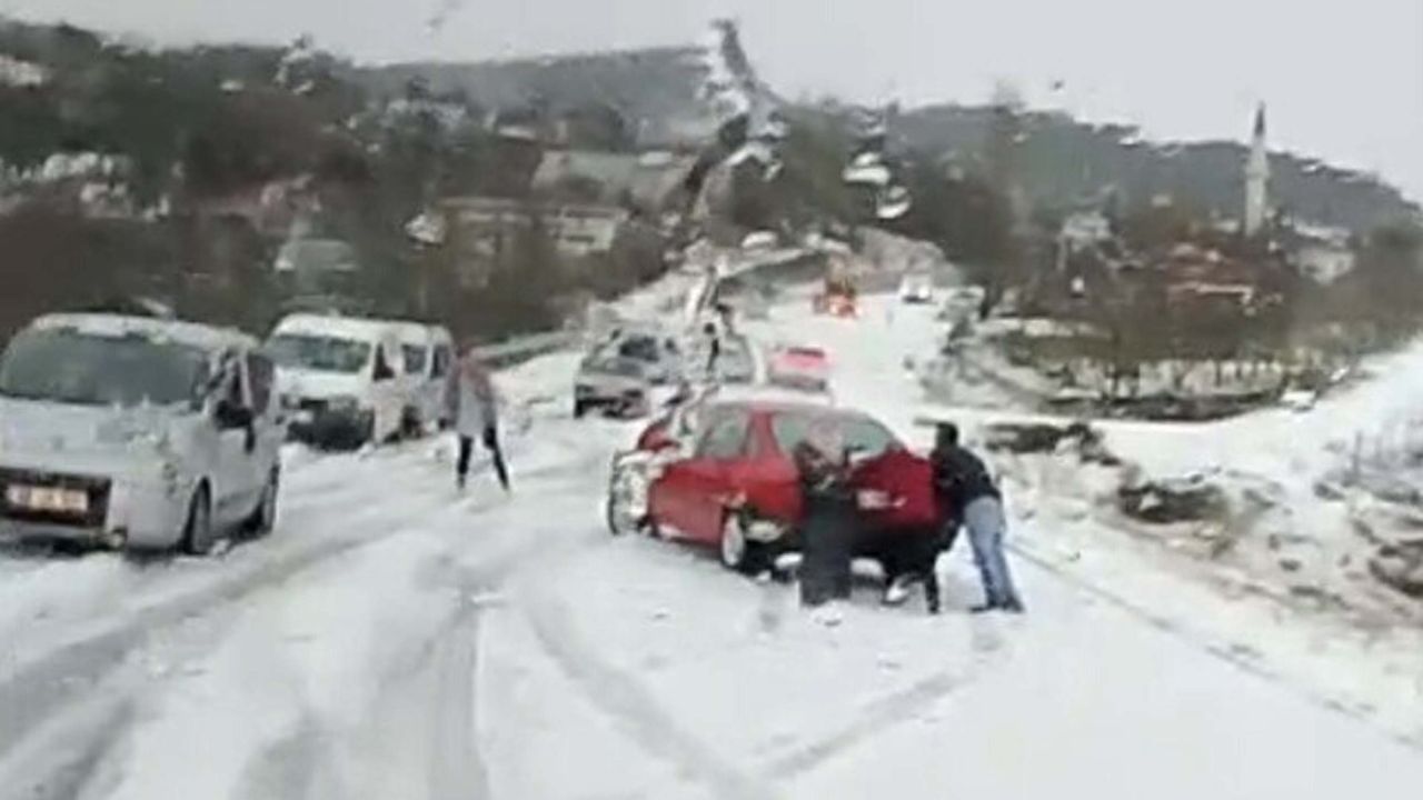 Muğla'da dolu yağışıyla Seydikemer ilçesi beyaza büründü