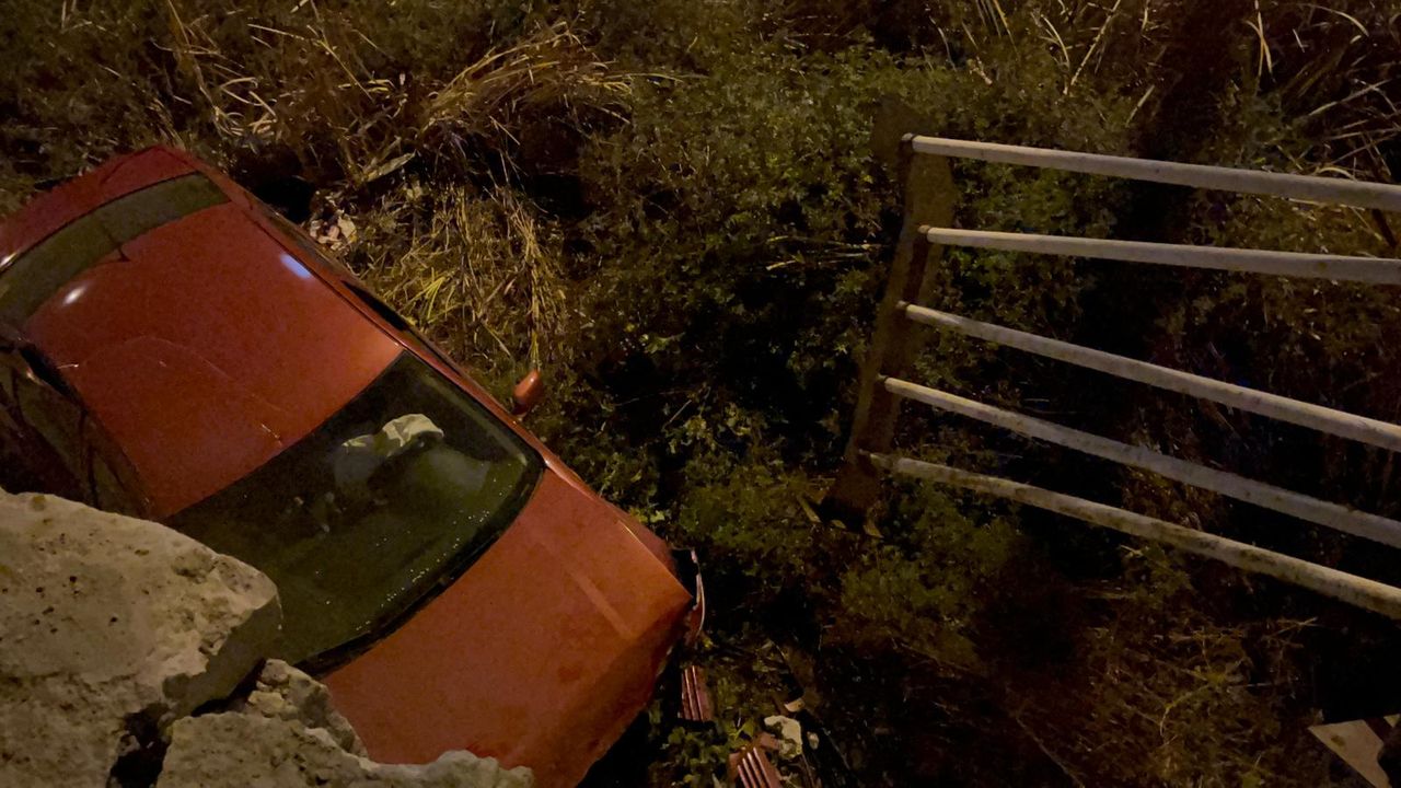 Otomobil kanala düştü, sürücü yara almadı