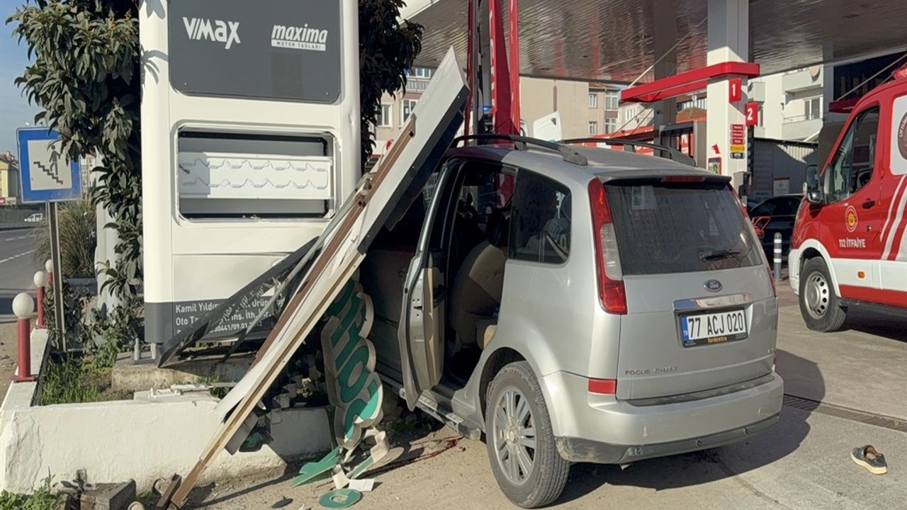 Otomobil, yayaya çarptı: 1'i ağır 2 yaralı