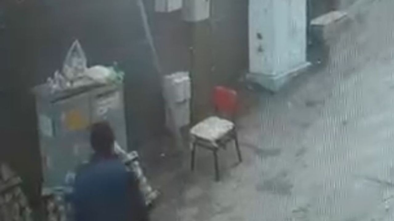 Para bozdurmaya giden seyyar satıcının tezgahta bıraktığı telefonunu çaldı