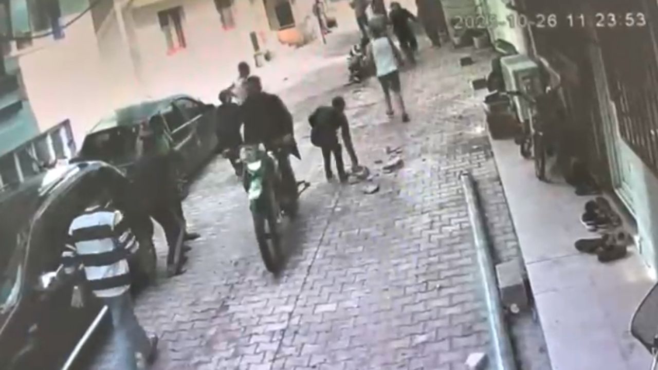 Park kavgasında birbirlerine kaldırım taşıyla vurdular / Video eklendi