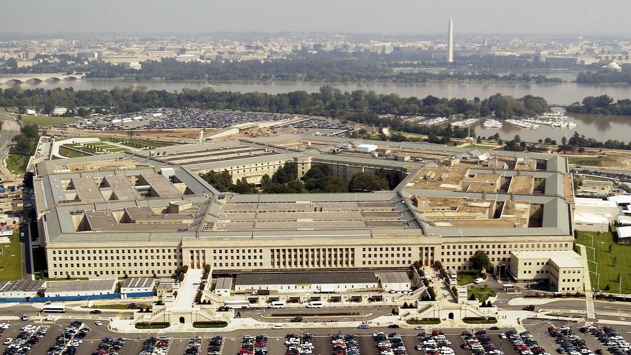 Pentagon'un yeni basın kurallarını reddeden gazeteciler, ofislerini boşaltıyor