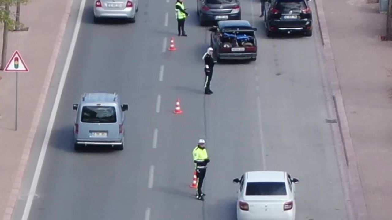 Polisi görünce, otomobilin yolcu koltuğuna geçen sürücüye 19 bin TL ceza