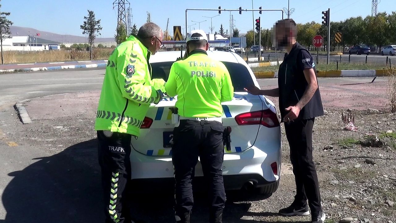 Polisten kaçıp, otomobilini reklam tabelasının arkasına gizledi ancak cezadan kurtulamadı