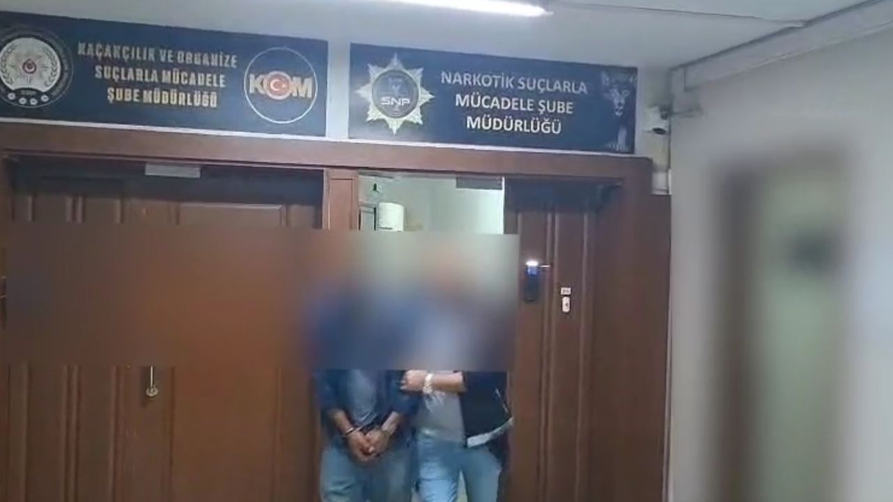 Sakarya- Anne ve oğlu tutuklandı; ellerindeki uyuşturucuyu kot pantolonlarla takas etmişler /Video eklendi